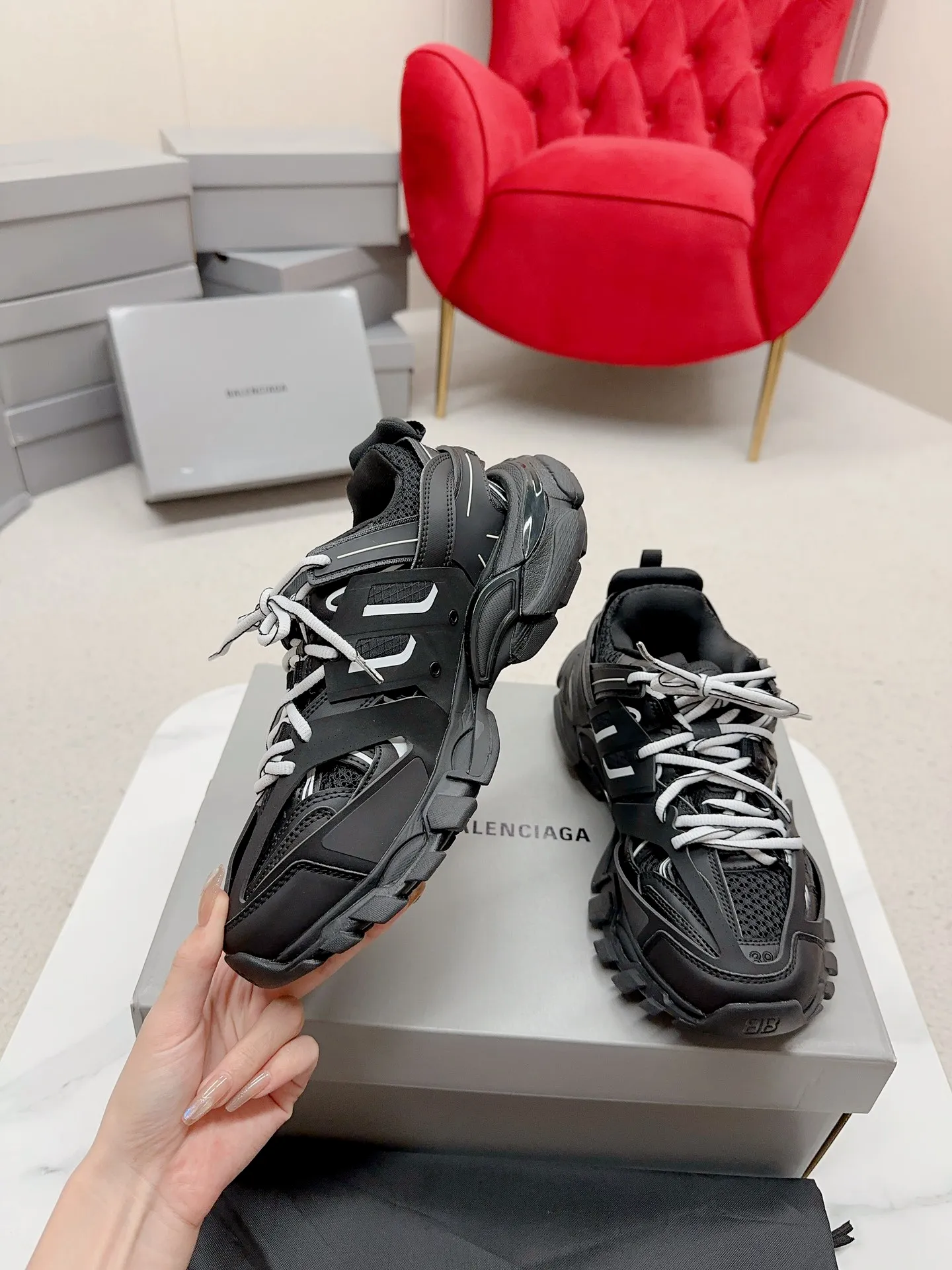 👟👟Ex-factory price 980👟👟 Men's size +10 𝐁𝐚𝐥𝐞𝐧𝐜𝐢𝐚𝐠𝐚|||𝐭𝐫𝐚𝗰𝐤 series 𝟑.𝟎Three generations of sports dad shoes‼ ️ [Top high-end quality from Dongguan Factory] Balenciaga dad shoes ~ super fashionable ~ full and three-dimensional shoes ~ amazing lines ~ very soft and light on the feet ~ super comfortable ~ versatile for commuting ~ can be paired with mid-calf socks, bell bottoms, wide-leg pants, overalls, very high-end ~ very manly and handsome ~ suitable for spring, summer, autumn and winter all year round... ⇢✈ Upper: Exclusive 1:1 original molded custom imported technical fabric mesh + imported cloth + 3M reflective strips [composed of 108 sub-pieces] ⇢✈Inner lining: Breathable mesh ⇢✈Outsole: Exclusive 1:1 original molded PU+TPU+EVA+rubber, a total of 13 sets of grinding tool combinations ⚠️Difference in market currency ~ high-end quality is definitely different ⇢✈𝐒𝐈𝐙𝐄Females: 35, 36, 37, 38, 39, 40 ⇢✈𝐒𝐈𝐙𝐄Men: 39, 40, 41, 42, 43, 44, 45